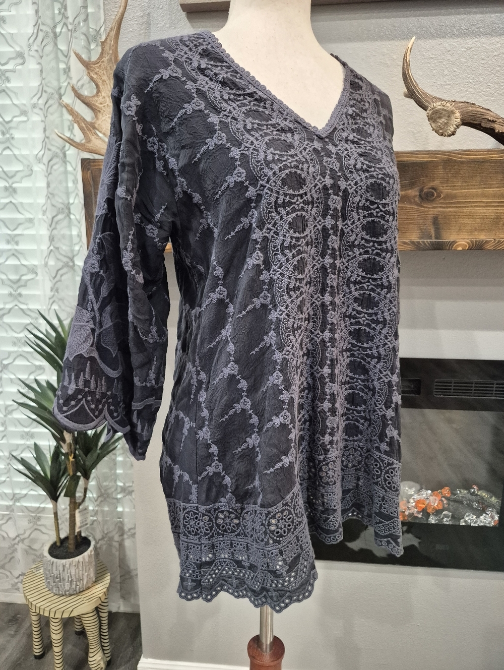 Johnny Was Hakaru  Embroydery Black V-Neck Lace-Trim Tunic Top Size XS, 19" PTP - Picture 5 of 6